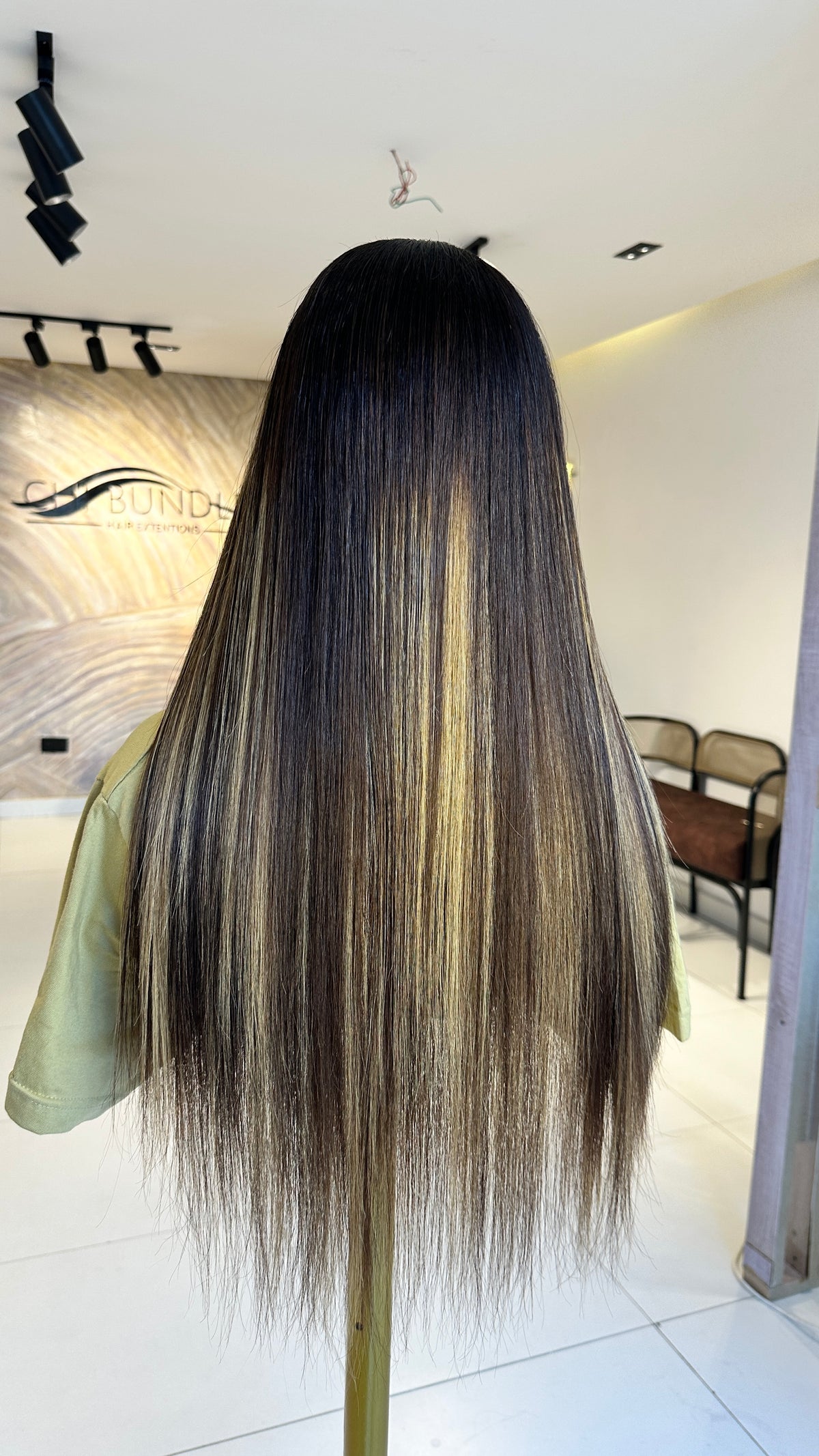 20”Dark root highlight bone straight W/2x4closure