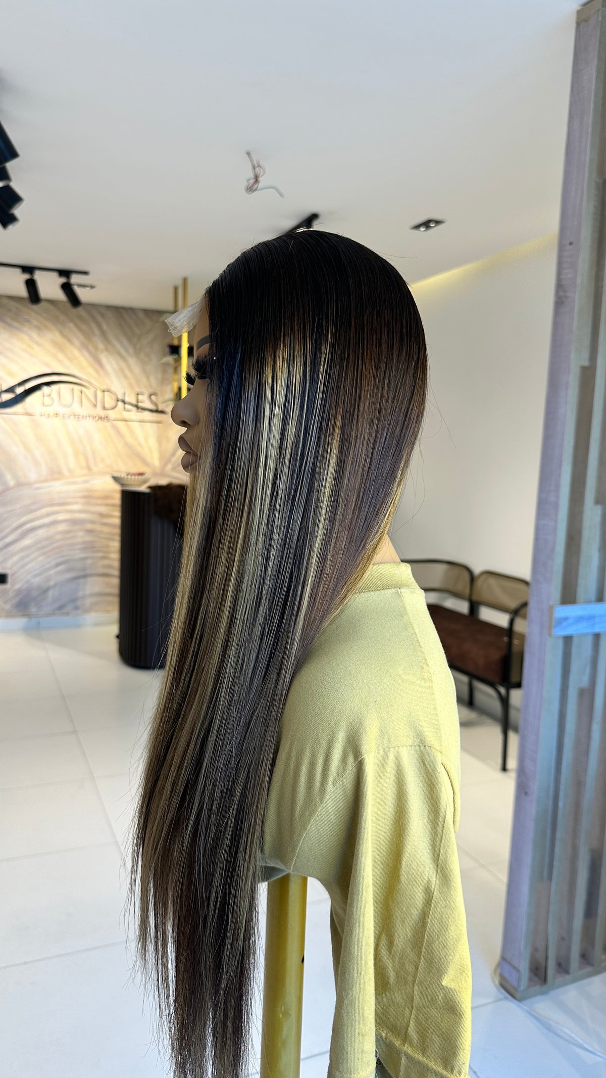 20”Dark root highlight bone straight W/2x4closure